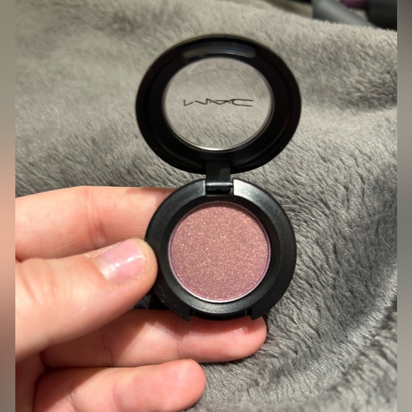 M.A.C Eyeshadow - Picture 2 of 3